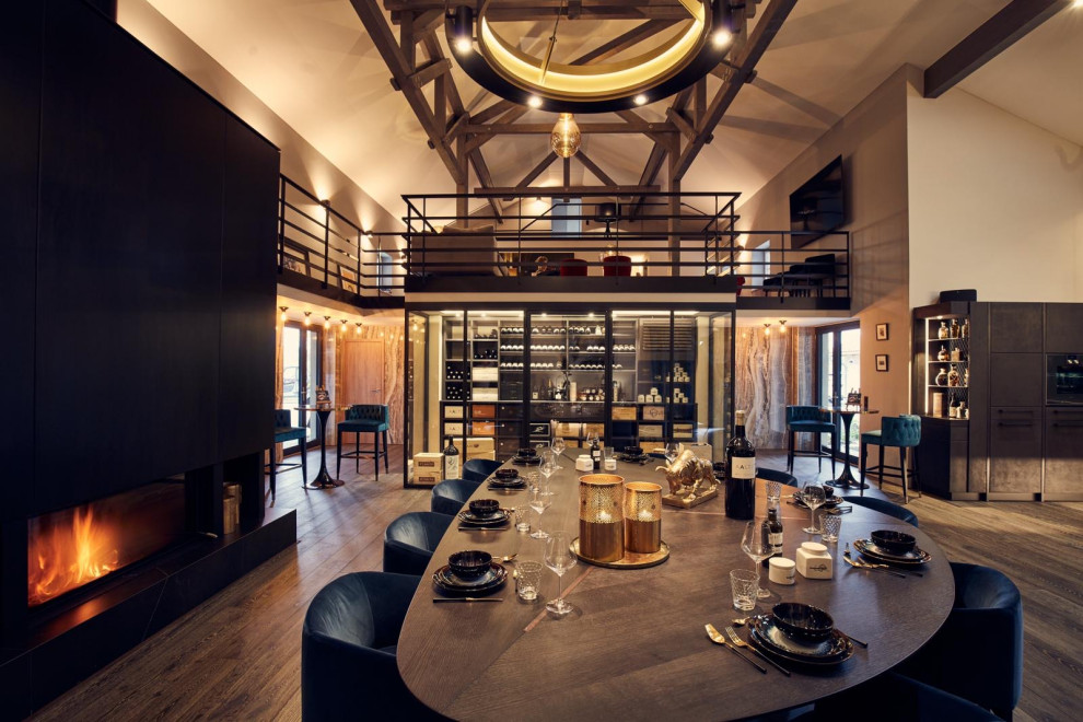 Mittelgroßes, Repräsentatives, Offenes Modernes Wohnzimmer mit grauer Wandfarbe, dunklem Holzboden und freigelegten Dachbalken in München