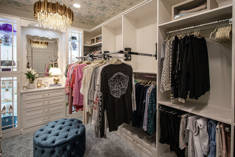 Idéer för mellanstora vintage walk-in-closets för kvinnor, med släta luckor, vita skåp, heltäckningsmatta och grått golv