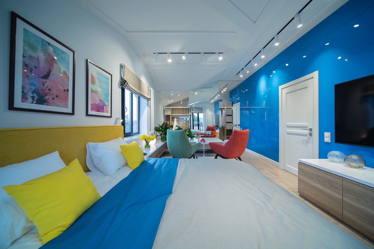 Люкс с парящей кроватью и стеклянной стеной