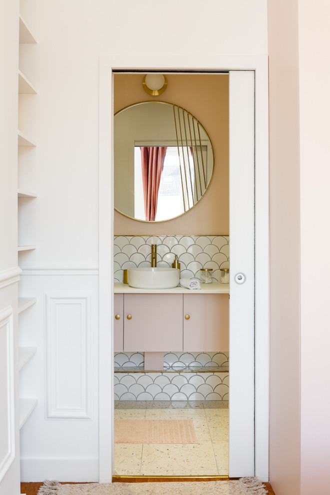 На фото: маленькая, узкая и длинная ванная комната с плоскими фасадами, бежевыми фасадами, душем без бортиков, белой плиткой, керамической плиткой, розовыми стенами, полом из терраццо, душевой кабиной, настольной раковиной, столешницей из искусственного камня, белым полом, душем с распашными дверями, белой столешницей, тумбой под одну раковину и подвесной тумбой для на участке и в саду
