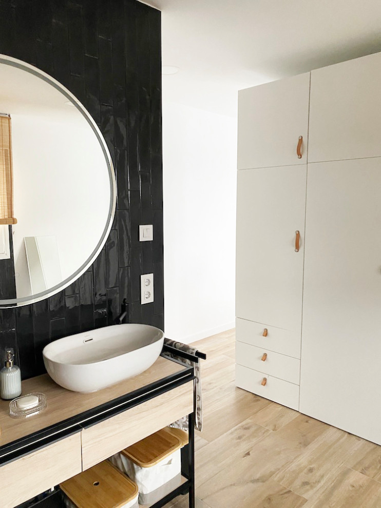 Idéer för mellanstora orientaliska en-suite badrum, med en dusch/badkar-kombination, svart kakel, keramikplattor och ett fristående handfat