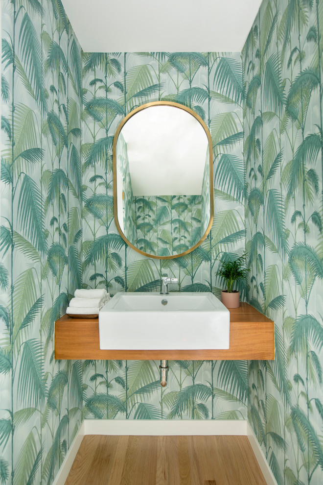 Cette image montre un petit WC et toilettes design avec meuble-lavabo encastré et du papier peint.