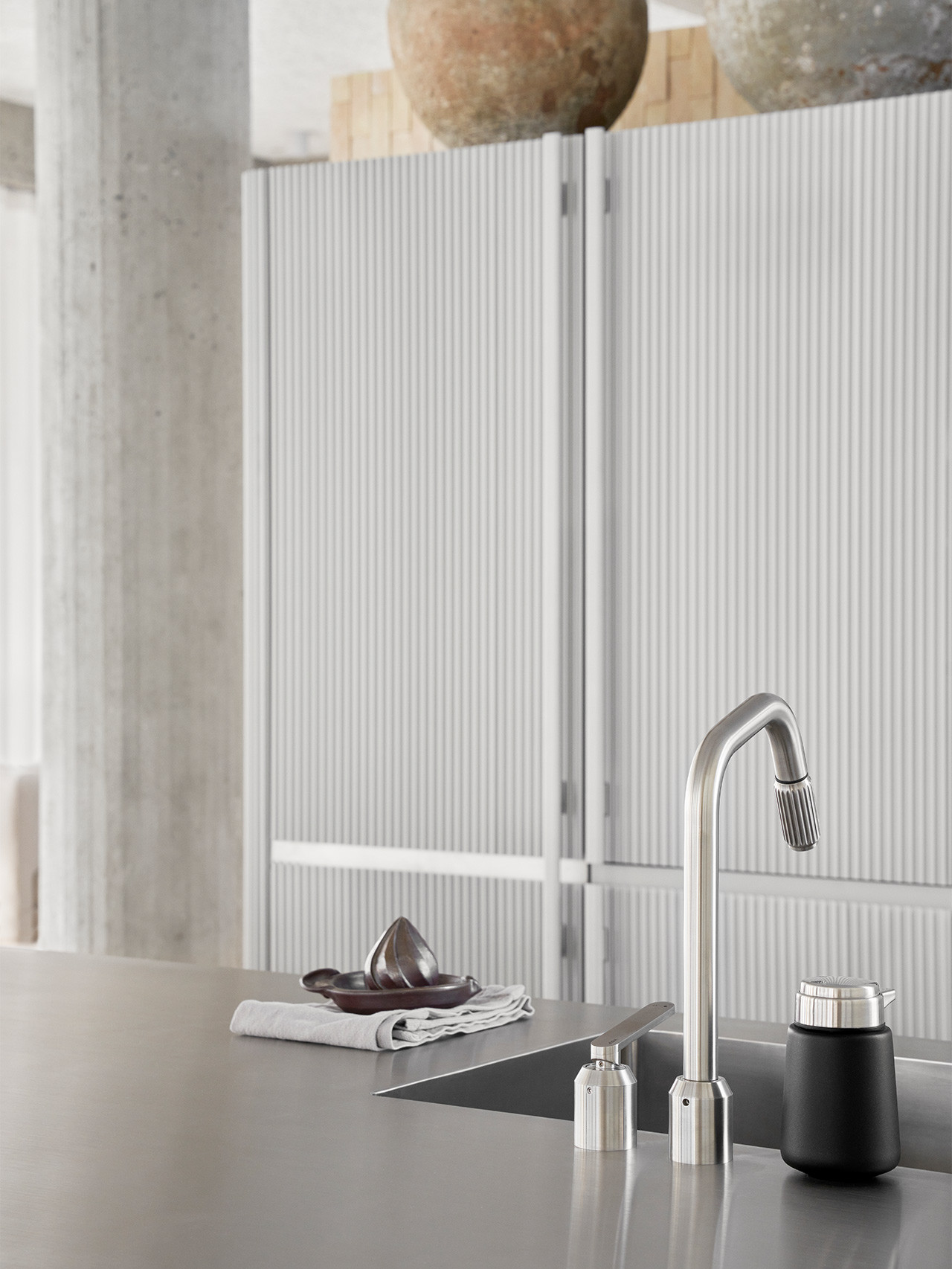 V3 ALUMINIUM & STAINLESS STEEL KITCHEN
