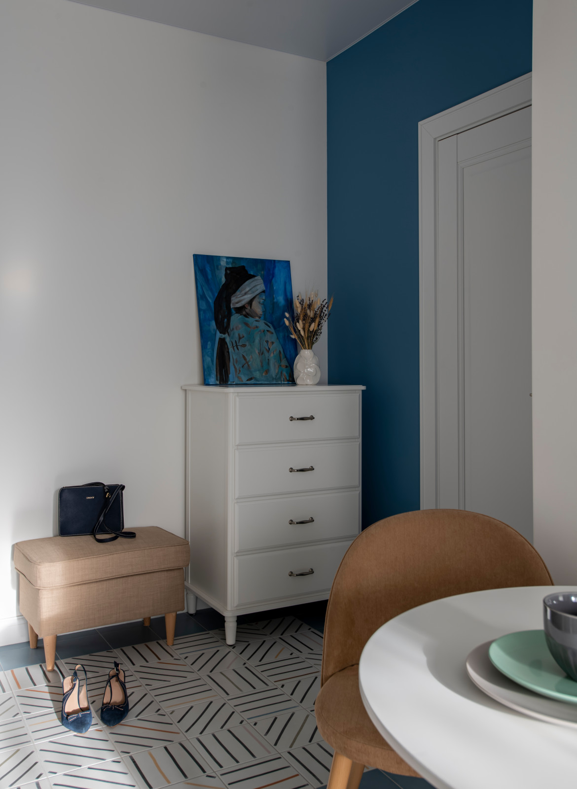 Квартира с акцентами и зеркальной дверью