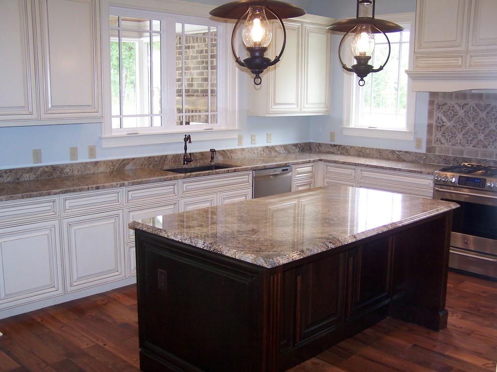 Inspiration for a traditional kitchen in Jacksonville.