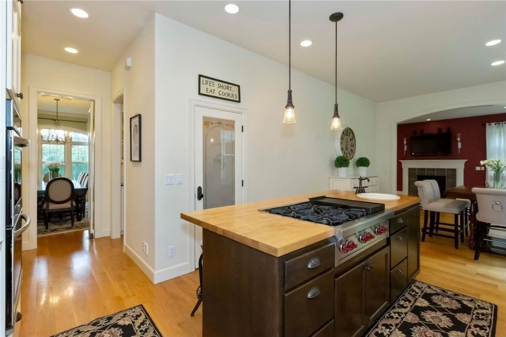 Kitchen - kitchen idea in Seattle