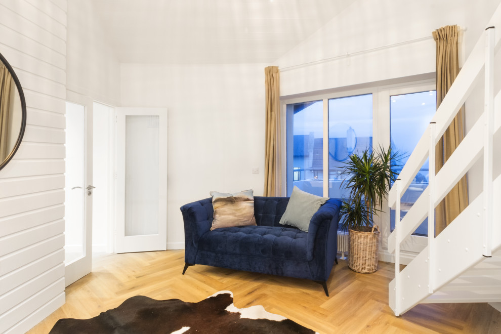 На фото: двухуровневая гостиная комната среднего размера в морском стиле с белыми стенами, полом из ламината, фасадом камина из вагонки, бежевым полом, деревянным потолком и стенами из вагонки с