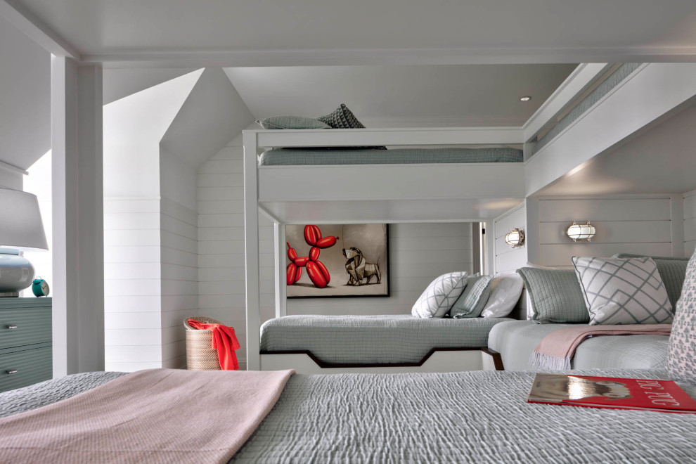 Idee per una camera degli ospiti tradizionale di medie dimensioni con pareti bianche, moquette, camino classico, pavimento marrone e pareti in perlinato
