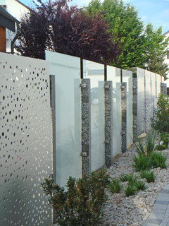 Glas und Edelstahl als Sichtschutz im Garten - Modern - Garten