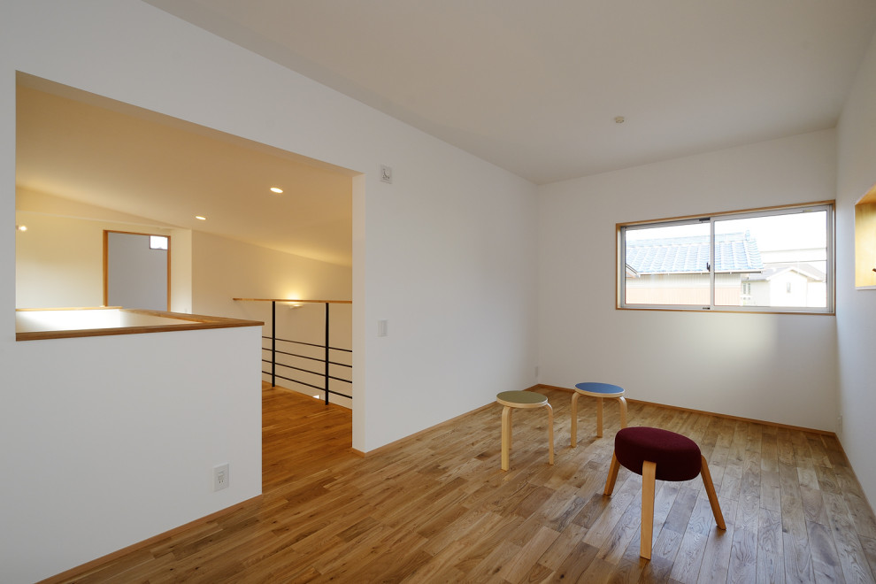 Cette photo montre une salle de séjour moderne avec un mur blanc, un sol en vinyl, un sol beige, un plafond en papier peint et du papier peint.
