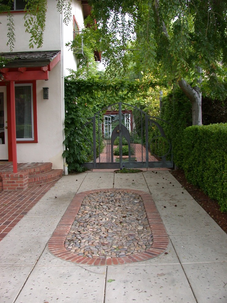 Photo of a small traditional front yard driveway in San Francisco.