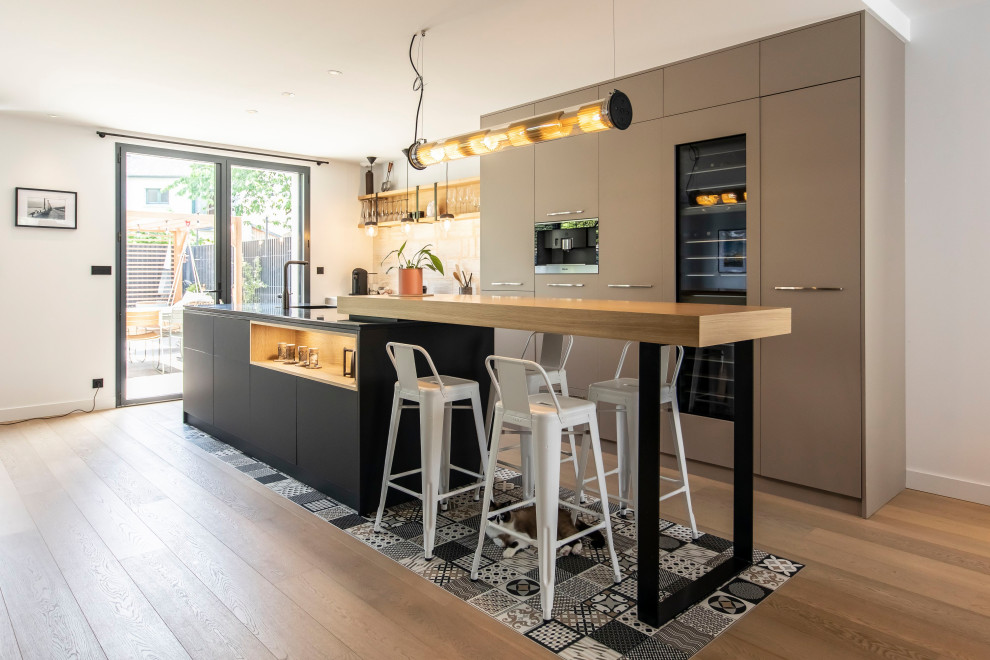 This is an example of a scandinavian kitchen in Rennes.