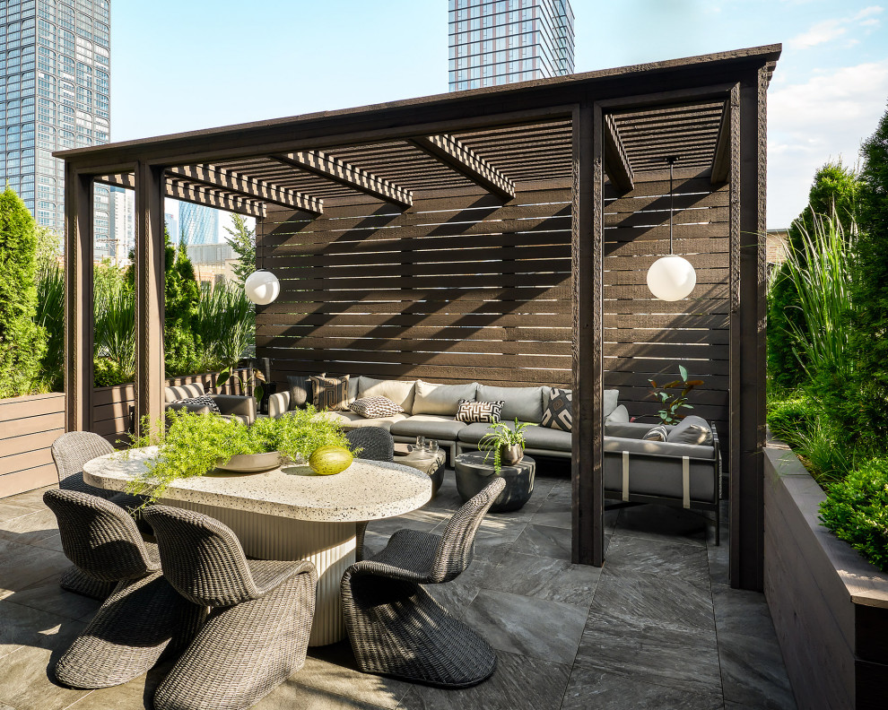 Inspiration for a contemporary deck remodel in Chicago