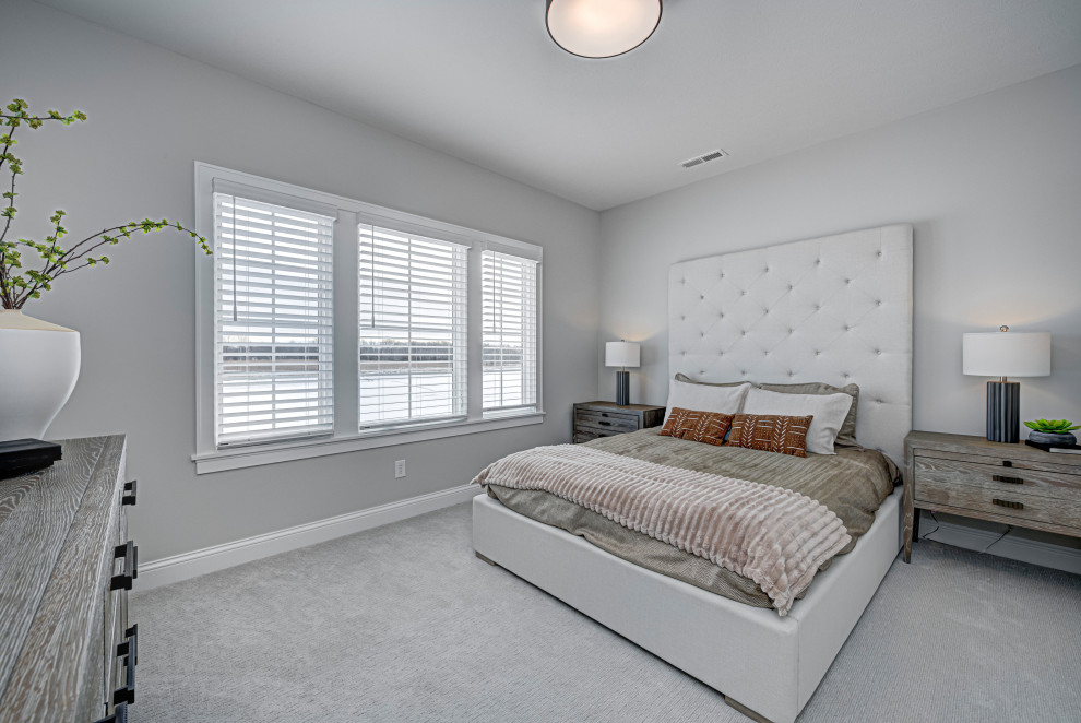 Mittelgroßes Landhaus Schlafzimmer im Loft-Style mit grauer Wandfarbe, Teppichboden und grauem Boden in Indianapolis