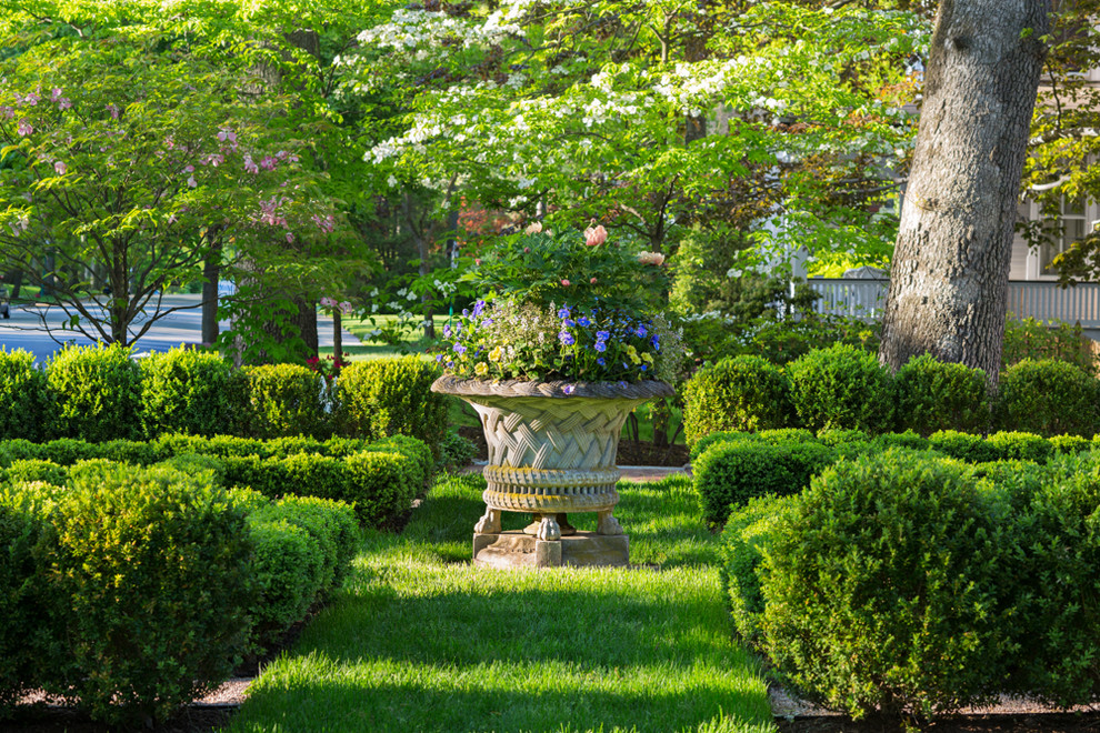 Inspiration for a traditional garden in New York with a container garden.