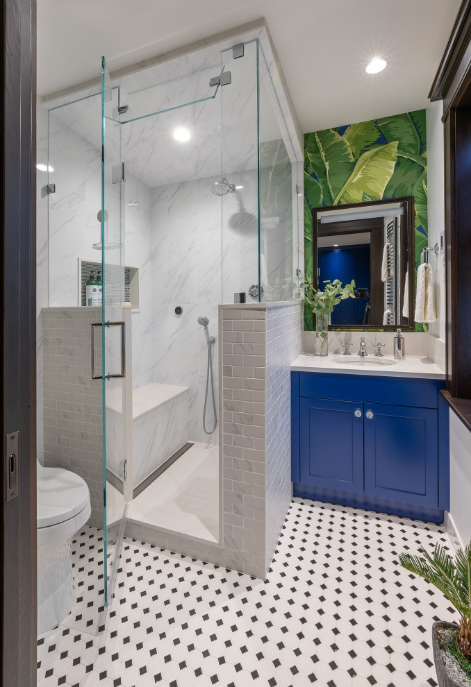 Idée de décoration pour une petite salle de bain principale tradition avec un placard à porte shaker, des portes de placard bleues, une douche d'angle, WC à poser, un carrelage multicolore, des carreaux de céramique, un mur multicolore, un sol en carrelage de céramique, un lavabo encastré, un plan de toilette en quartz modifié, un sol multicolore, une cabine de douche à porte battante, un plan de toilette blanc, un banc de douche, meuble simple vasque et meuble-lavabo encastré.