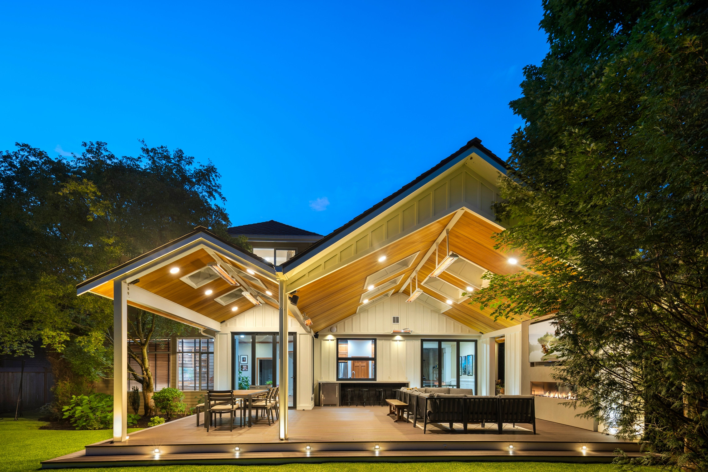 Sammamish Contemporary Outdoor Living