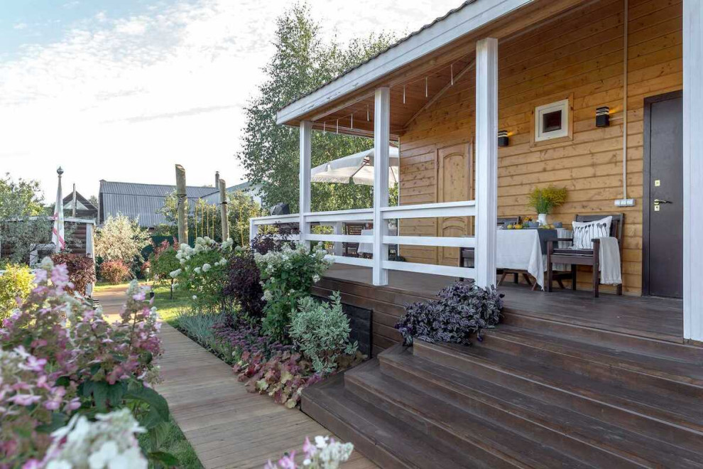 Idee per una terrazza scandinava di medie dimensioni, nel cortile laterale e a piano terra con un tetto a sbalzo e parapetto in legno