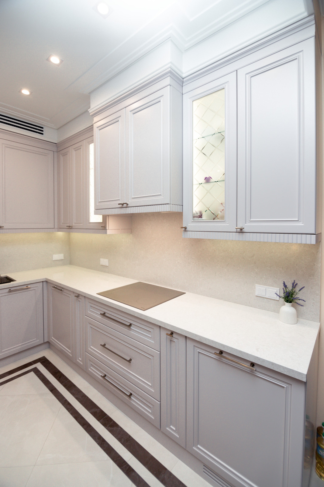 Нежно-серая кухня в неоклассическом стиле
