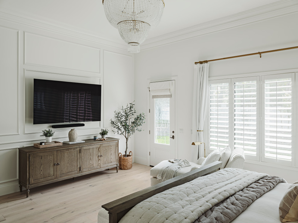 Cette image montre une grande chambre parentale traditionnelle avec un mur blanc, parquet clair, une cheminée d'angle, un manteau de cheminée en plâtre, un sol beige, différents designs de plafond et du lambris.