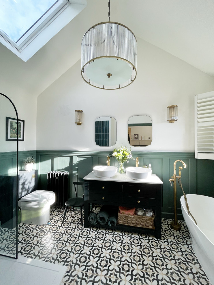 На фото: главная ванная комната среднего размера в стиле кантри с плоскими фасадами, черными фасадами, отдельно стоящей ванной, открытым душем, унитазом-моноблоком, зеленой плиткой, керамогранитной плиткой, зелеными стенами, полом из керамической плитки, настольной раковиной, столешницей из кварцита, разноцветным полом, открытым душем, серой столешницей, тумбой под две раковины, напольной тумбой, сводчатым потолком и панелями на части стены
