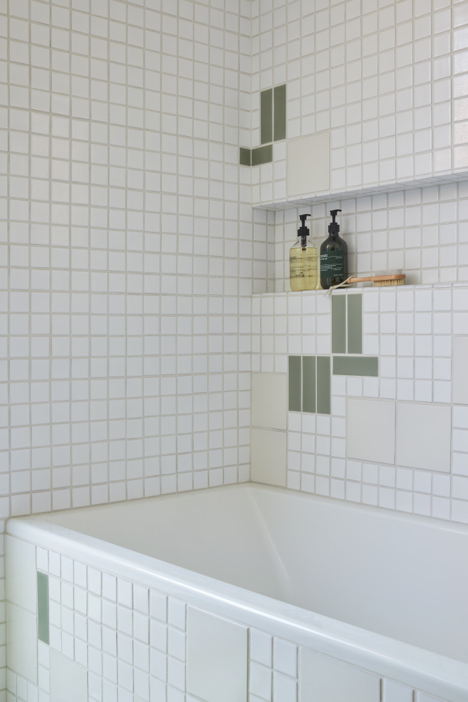 Bild på ett litet retro vit vitt badrum för barn, med släta luckor, bruna skåp, ett badkar i en alkov, grön kakel, keramikplattor, vita väggar, klinkergolv i keramik, ett undermonterad handfat, bänkskiva i kvarts, vitt golv och dusch med gångjärnsdörr