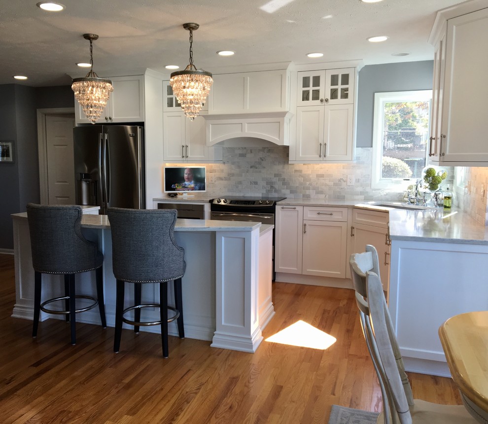 Kitchen - mid-sized transitional kitchen idea in Omaha