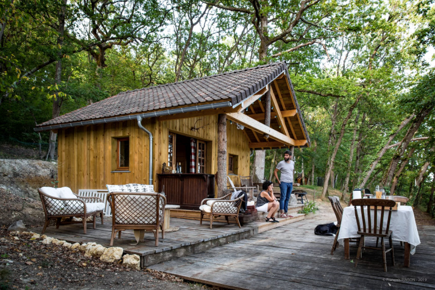 Источник вдохновения для домашнего уюта: деревянный мини дом в стиле кантри с двускатной крышей и черной крышей