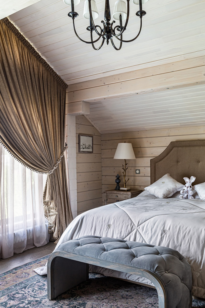 Идея дизайна: большая гостевая спальня (комната для гостей), в светлых тонах в современном стиле с бежевыми стенами, полом из ламината, коричневым полом, балками на потолке и деревянными стенами