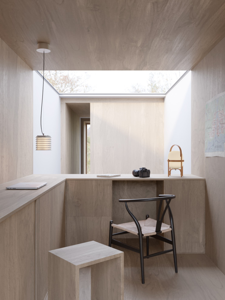Свежая идея для дизайна: домашняя мастерская в скандинавском стиле с паркетным полом среднего тона, отдельно стоящим рабочим столом, деревянным потолком и деревянными стенами - отличное фото интерьера