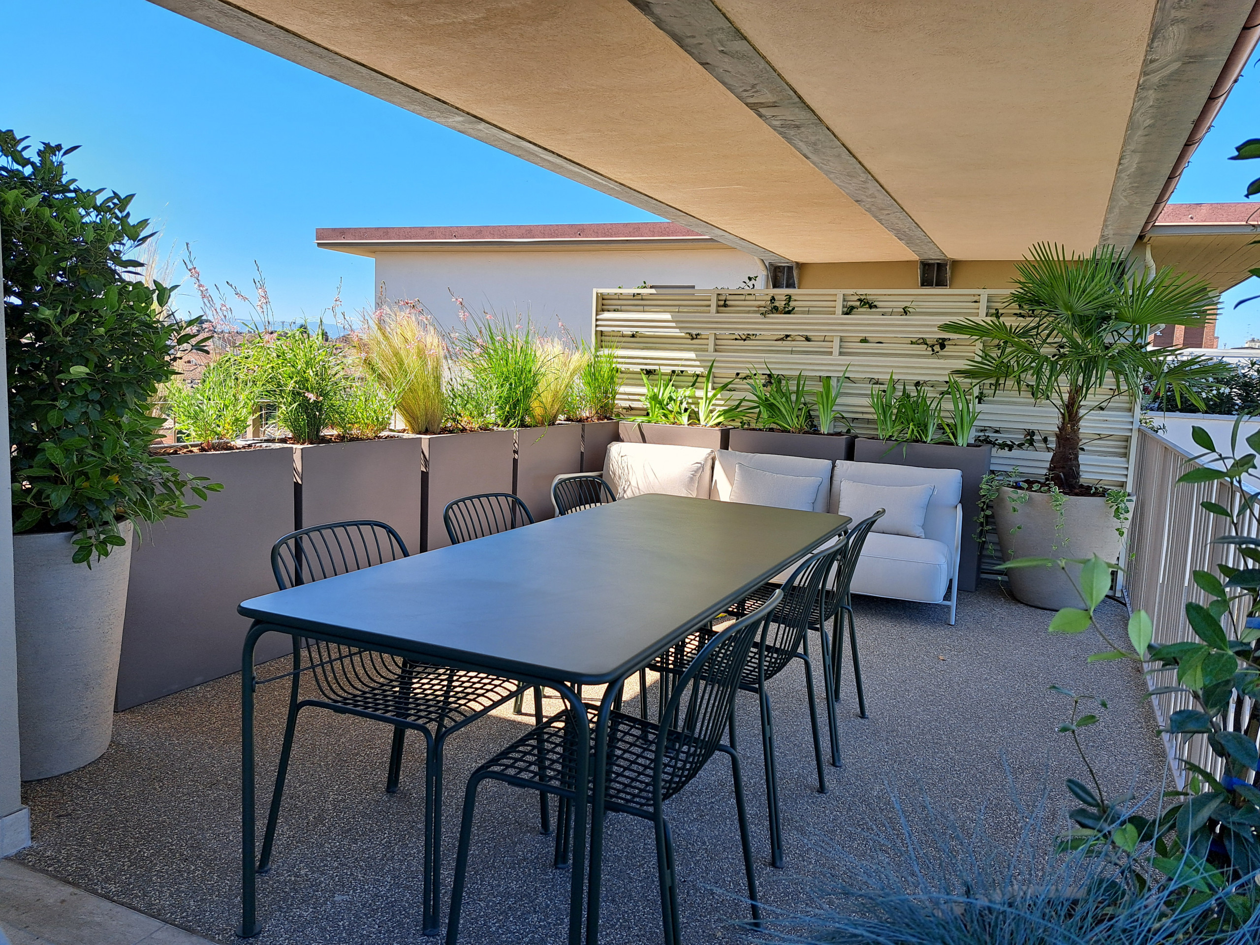 Realizzazione fioriere e vasi per un terrazzo sempreverde (o quasi)