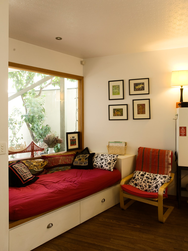 Mittelgroßes, Fernseherloses, Offenes Modernes Wohnzimmer ohne Kamin mit weißer Wandfarbe, braunem Holzboden, braunem Boden und Tapetendecke in Melbourne