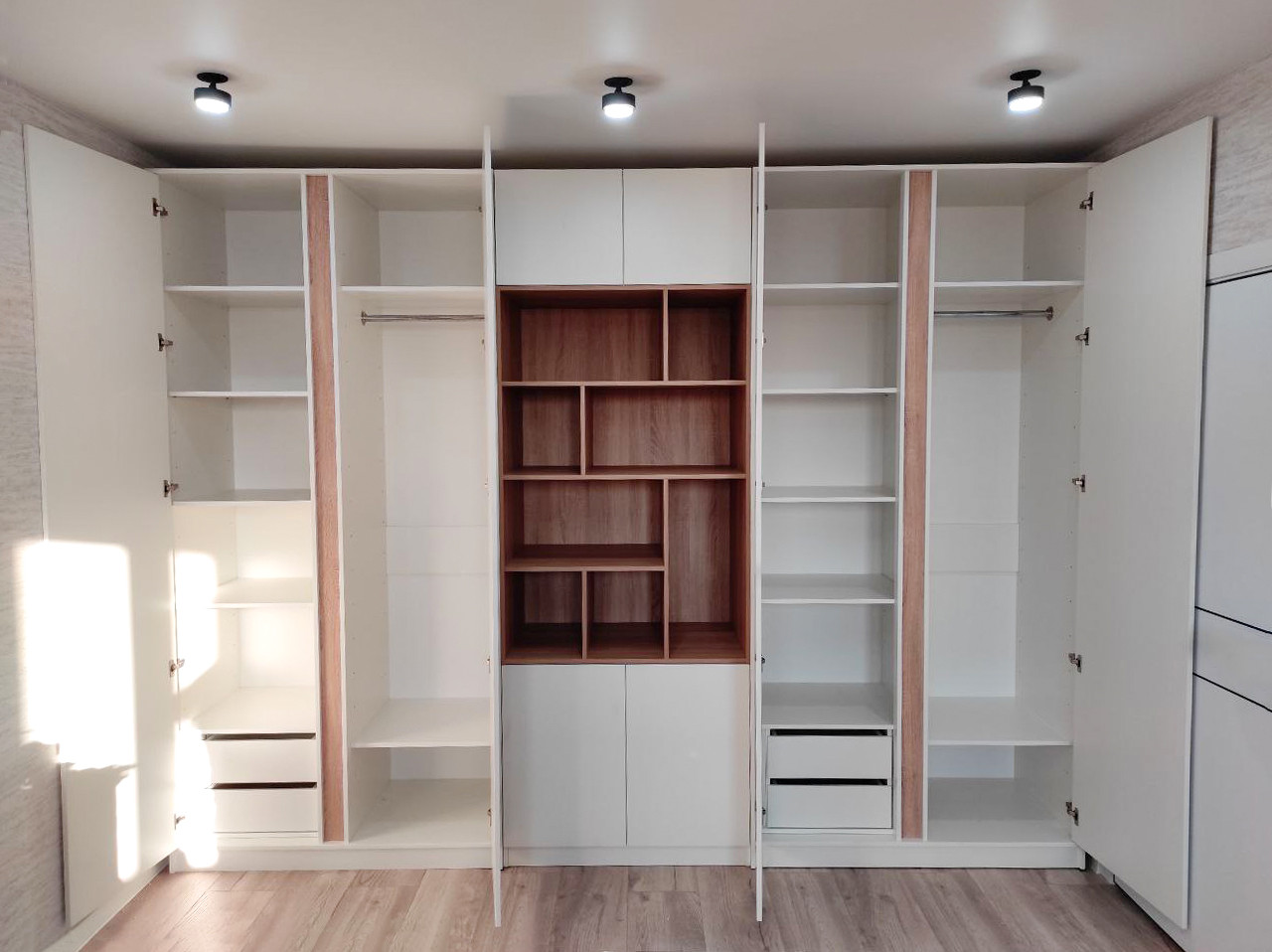 Распашные шкафы