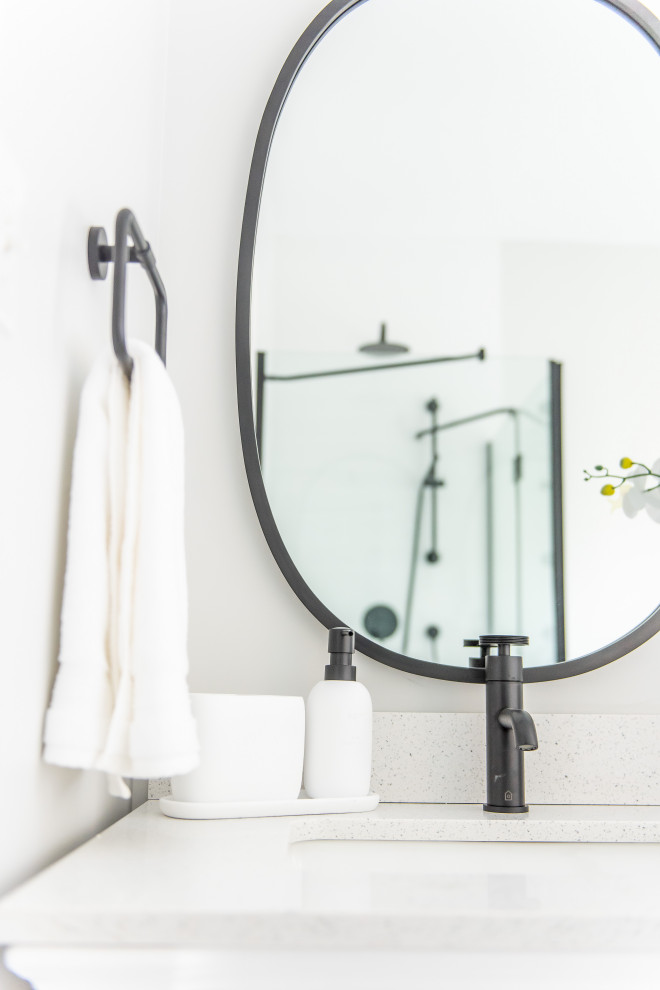 Inspiration for a transitional home design remodel in Toronto