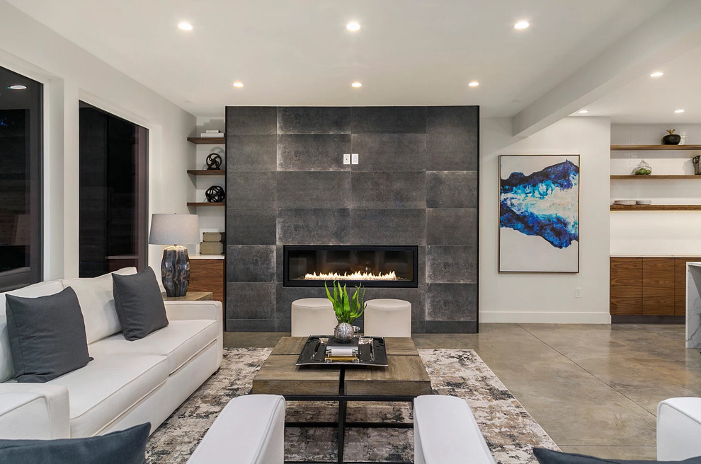 シアトルにある高級な中くらいなコンテンポラリースタイルのおしゃれなリビング (白い壁、大理石の床、標準型暖炉、石材の暖炉まわり、黒い床、三角天井) の写真