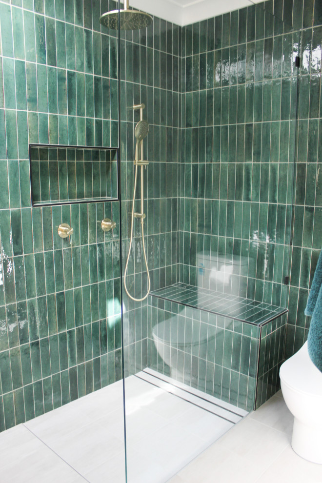 Стильный дизайн: маленькая главная ванная комната в стиле модернизм с плоскими фасадами, светлыми деревянными фасадами, открытым душем, унитазом-моноблоком, зеленой плиткой, удлиненной плиткой, серыми стенами, полом из керамогранита, настольной раковиной, столешницей из дерева, белым полом, открытым душем, бежевой столешницей, сиденьем для душа, тумбой под одну раковину и подвесной тумбой для на участке и в саду - последний тренд