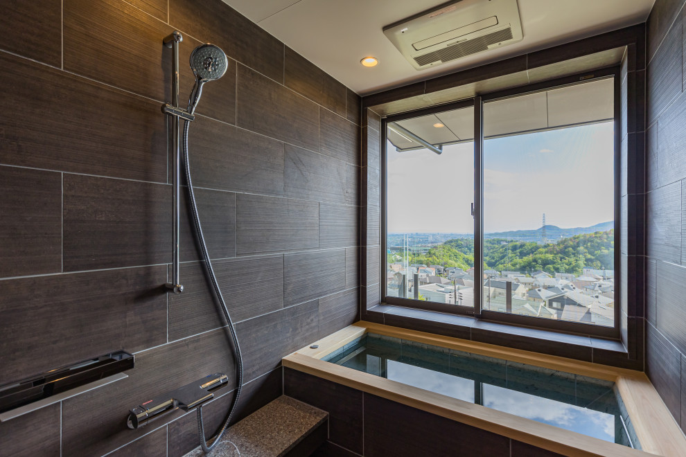 神戸にある中くらいなモダンスタイルのおしゃれな浴室 (茶色いタイル) の写真