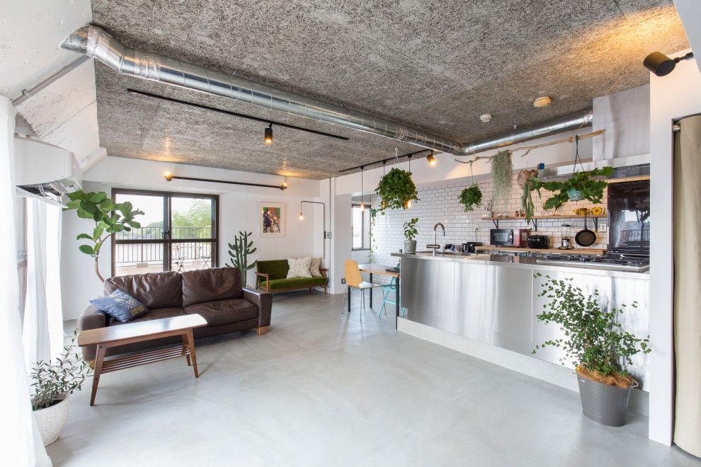 Idée de décoration pour un grand salon minimaliste ouvert avec un mur blanc, sol en béton ciré, un plafond en bois et du lambris de bois.