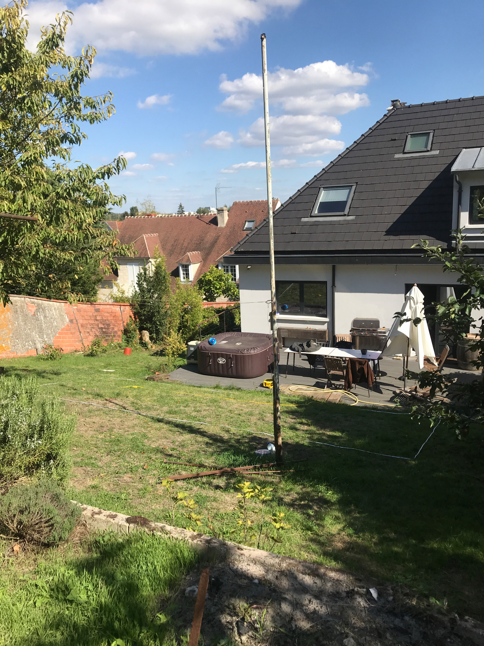 Un jardin en pente d'ambiance méditerranéenne