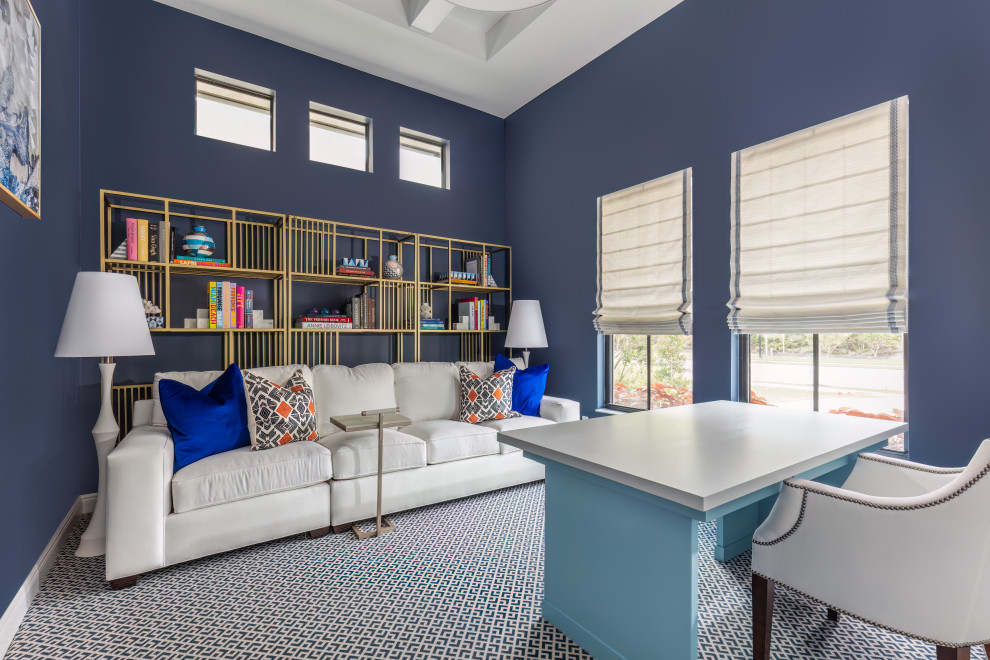 Идея дизайна: рабочее место в морском стиле с синими стенами, ковровым покрытием, отдельно стоящим рабочим столом, синим полом и кессонным потолком