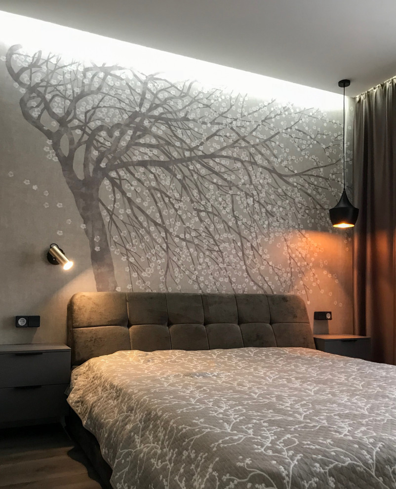 Mittelgroßes Mediterranes Hauptschlafzimmer mit beiger Wandfarbe, Laminat und braunem Boden in Sonstige