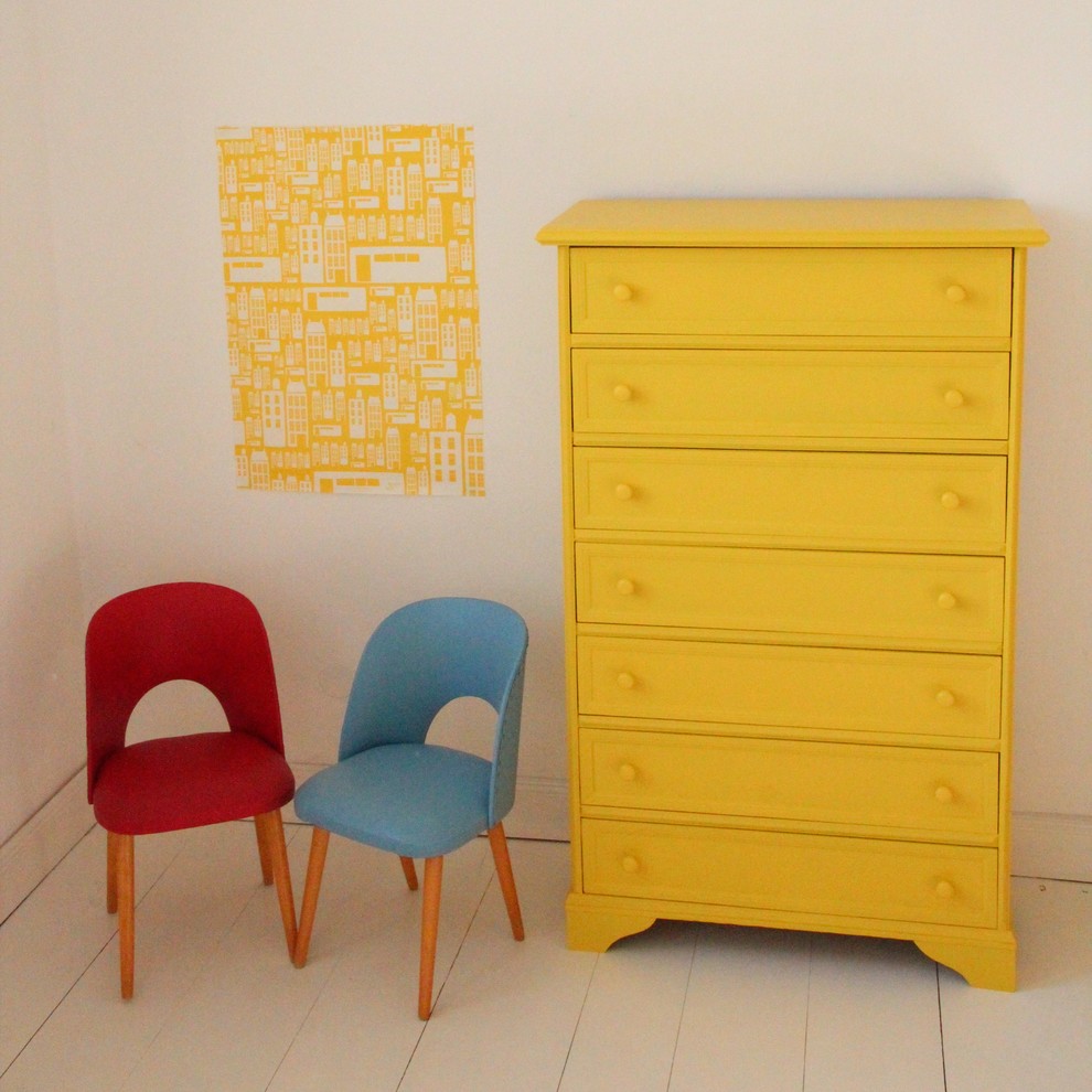 Neutrales Eklektisches Kinderzimmer mit weißer Wandfarbe und hellem Holzboden in Berlin