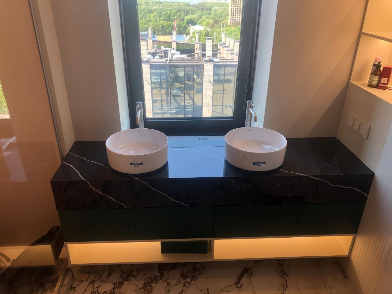 Тумба с накладными раковинами