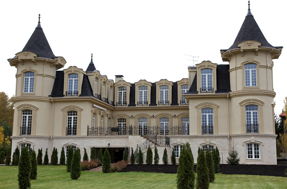 Ограждения на доме в классическом стиле.