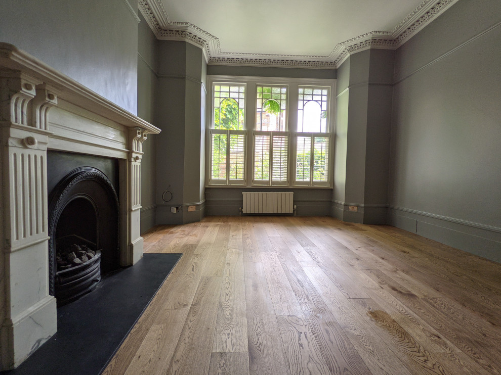 Ejemplo de salón clásico grande con suelo de madera en tonos medios