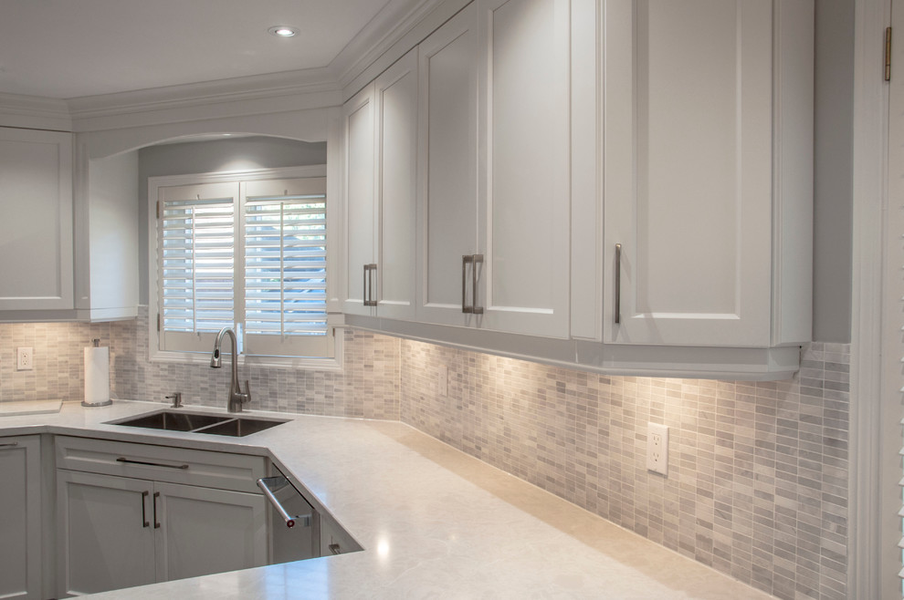Example of a transitional kitchen design in Toronto