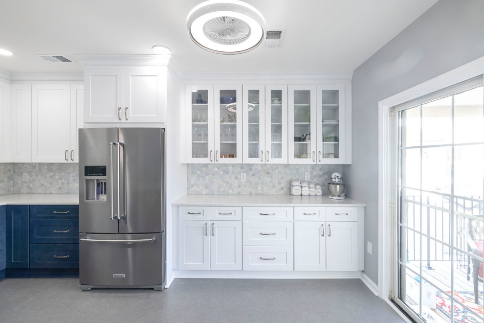 Bild på ett mellanstort funkis vit vitt kök, med en undermonterad diskho, skåp i shakerstil, blå skåp, bänkskiva i kvarts, flerfärgad stänkskydd, stänkskydd i marmor, rostfria vitvaror och grått golv