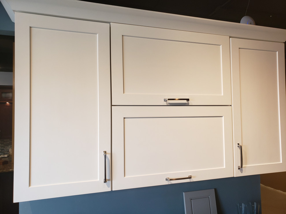 Example of a transitional kitchen design in Chicago