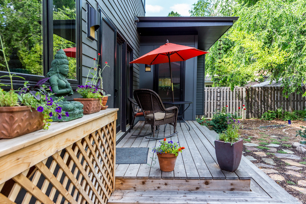 Photo of a mid-sized contemporary backyard deck in Minneapolis with no cover.