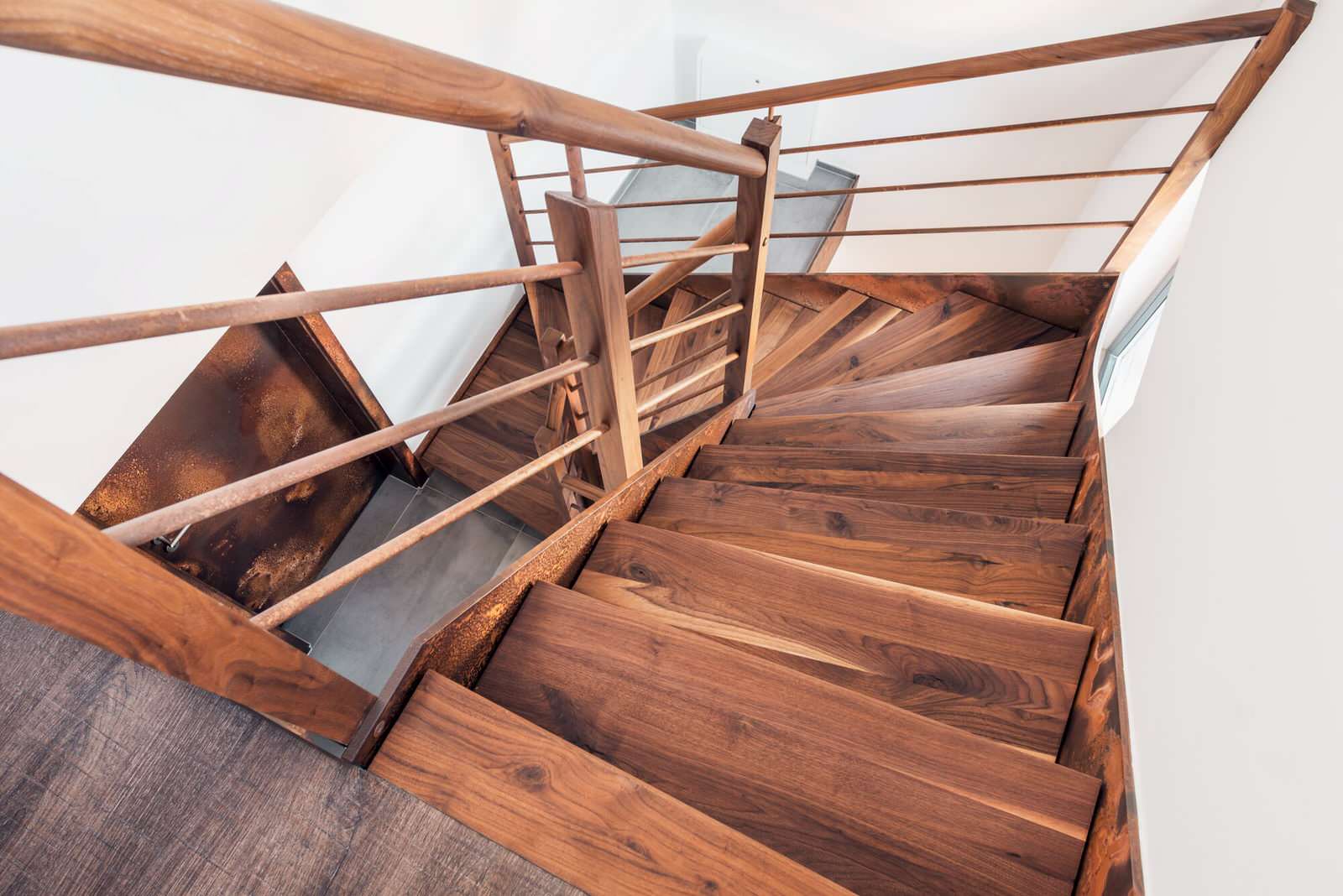 Дверь и лестница в стиле лофт